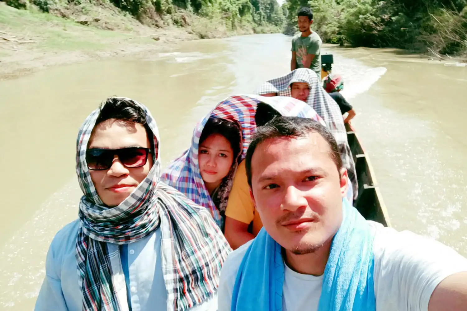 দেবোতাখুম দেখার জন্য নৌকায় কচ্ছপতলী