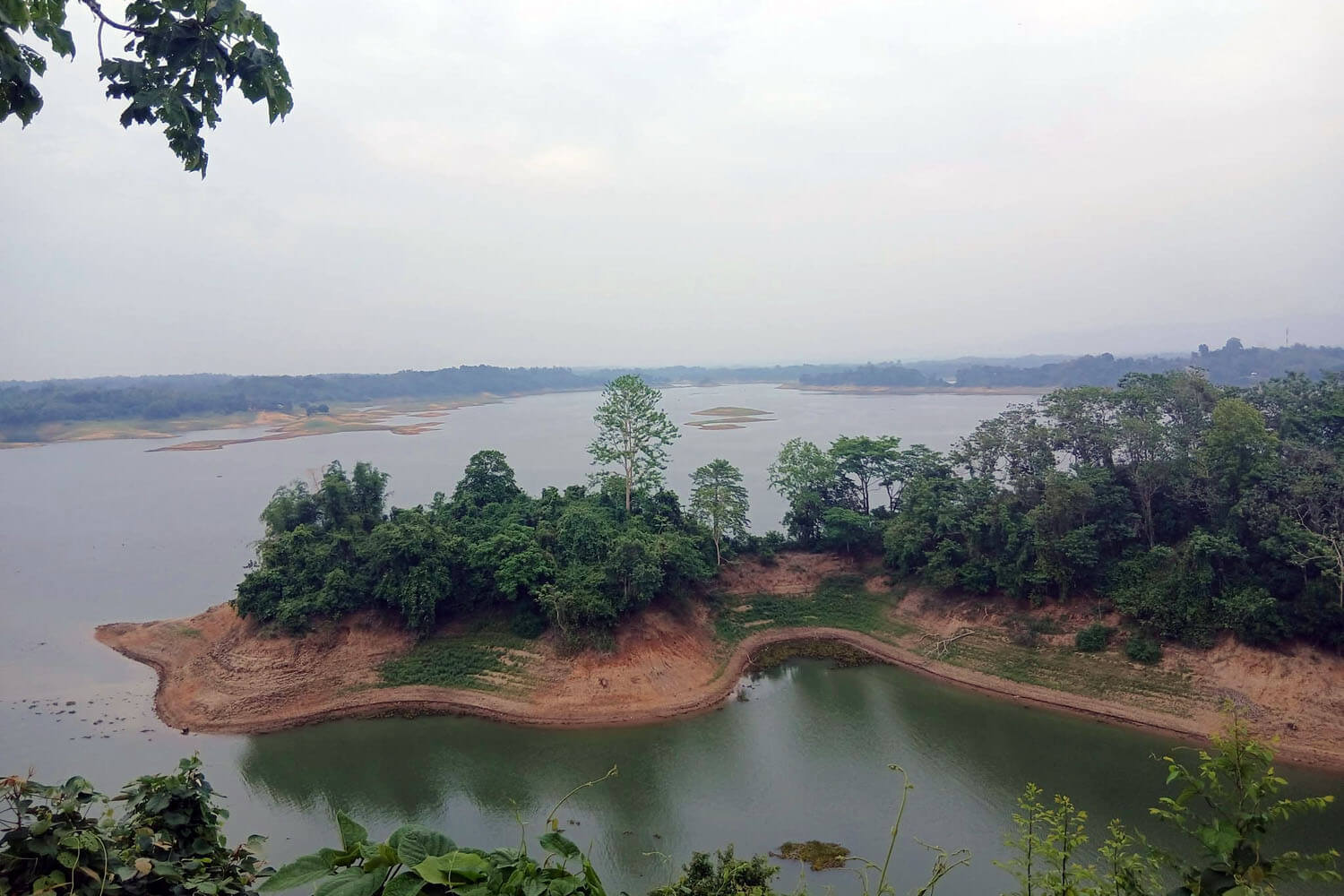 রাঙামাটি কাপ্তাই হ্রদের তীরে