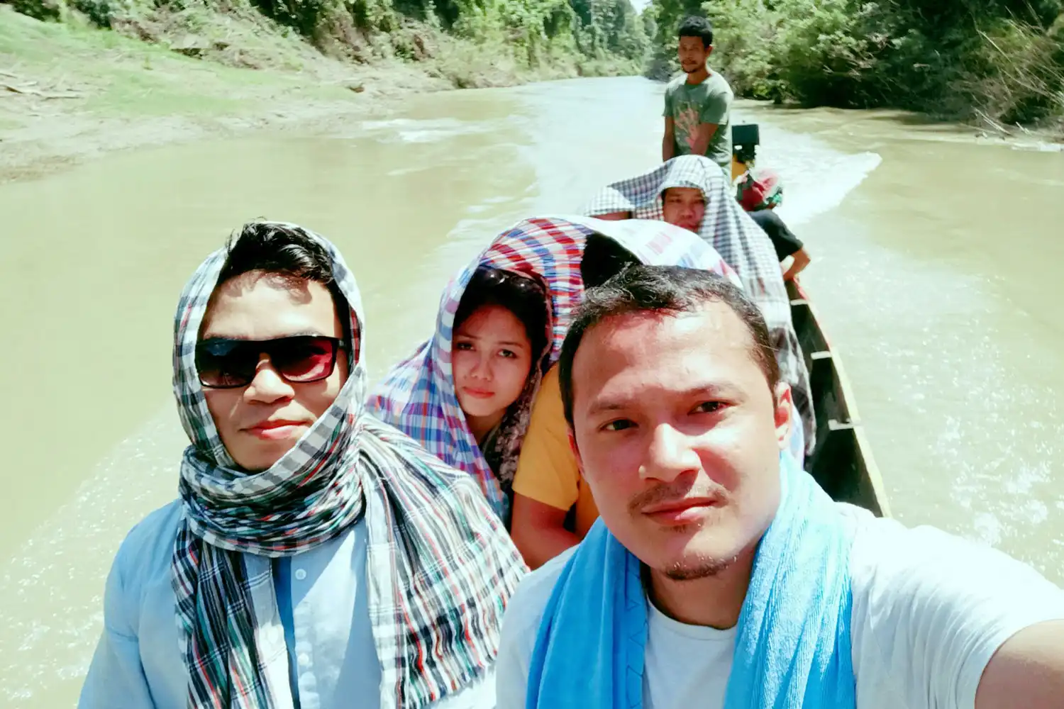 কাঠের নৌকায় থানচি থেকে রেমাক্রি